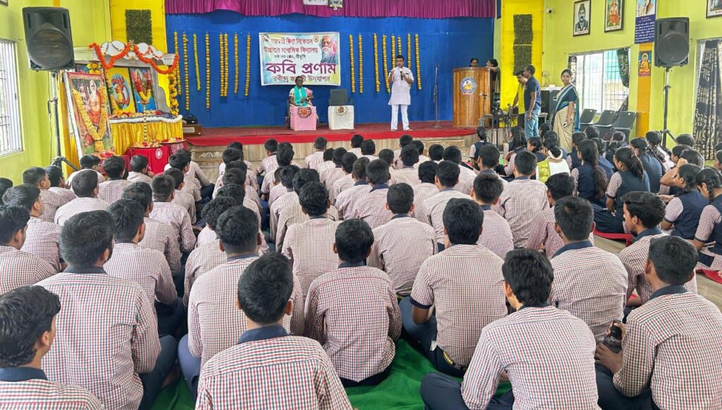 গানে আবৃত্তি সহ নানা অনুষ্ঠানে রবীন্দ্রজয়ন্তী পালন শ্রীভূমিতে গানে আবৃত্তি সহ নানা অনুষ্ঠানে রবীন্দ্রজয়ন্তী পালন শ্রীভূমিতে