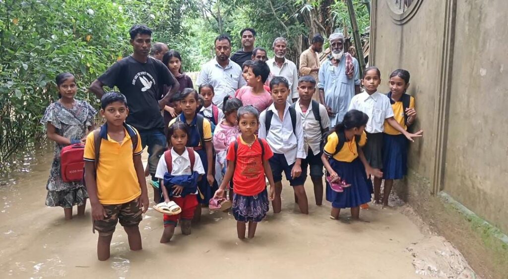 এক পশলা বৃষ্টিতেই ডুবে গেল ভুবনেশ্বরনগর, চরম দুর্ভোগে ছাত্রছাত্রী সহ এলাকাবাসীরা এক পশলা বৃষ্টিতেই ডুবে গেল ভুবনেশ্বরনগর, চরম দুর্ভোগে ছাত্রছাত্রী সহ এলাকাবাসীরা