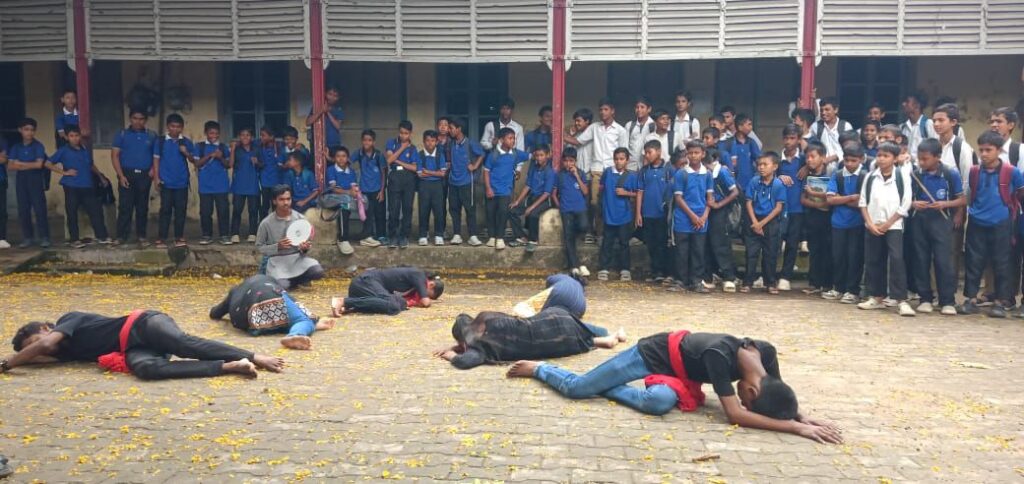 শহিদ দিবসের প্রাক্কালে স্কুলে পথনাটক এআইডিএসও-র শহিদ দিবসের প্রাক্কালে স্কুলে পথনাটক এআইডিএসও-র