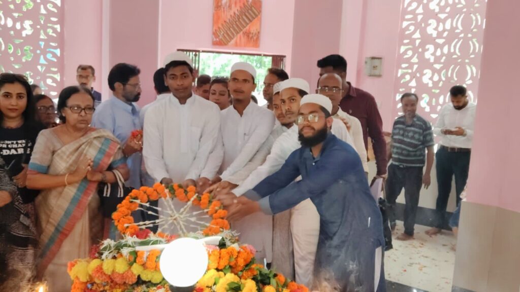 মর্যাদা সহকারে স্মরণ উনিশ, আবেগে ভেসে গেল গান্ধী বাগ মর্যাদা সহকারে স্মরণ উনিশ, আবেগে ভেসে গেল গান্ধী বাগ