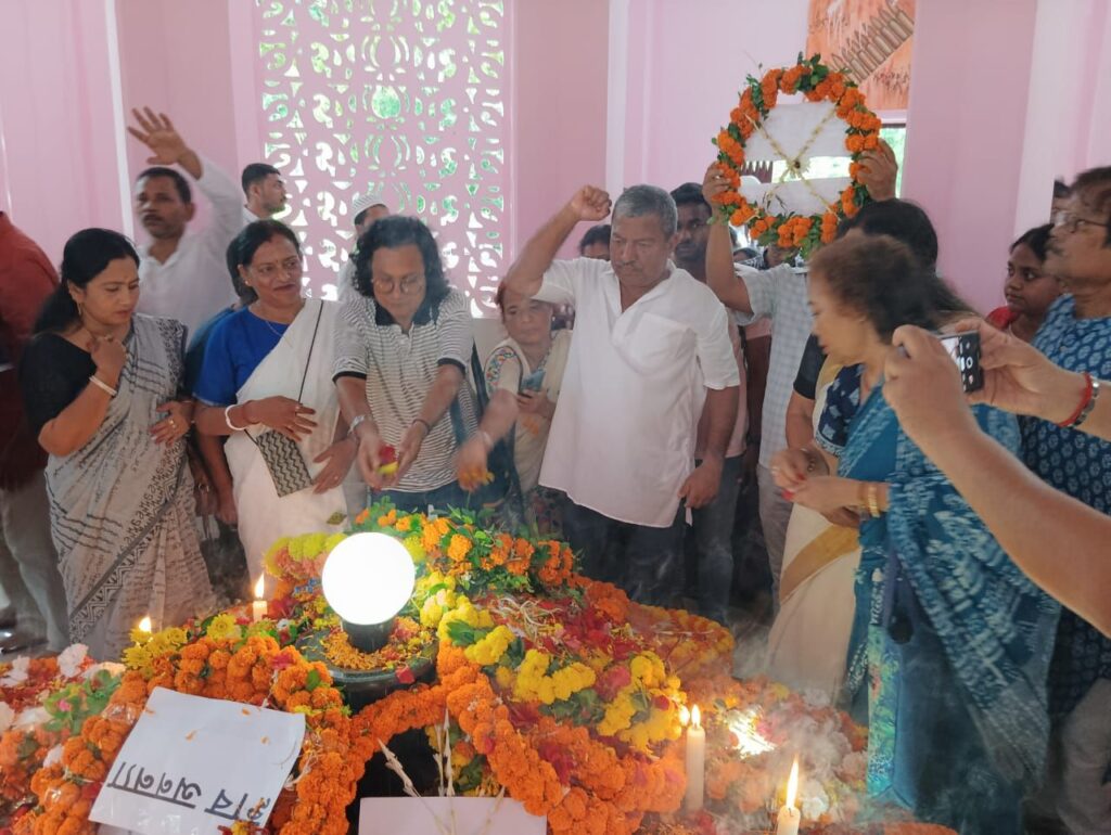 মর্যাদা সহকারে স্মরণ উনিশ, আবেগে ভেসে গেল গান্ধী বাগ মর্যাদা সহকারে স্মরণ উনিশ, আবেগে ভেসে গেল গান্ধী বাগ