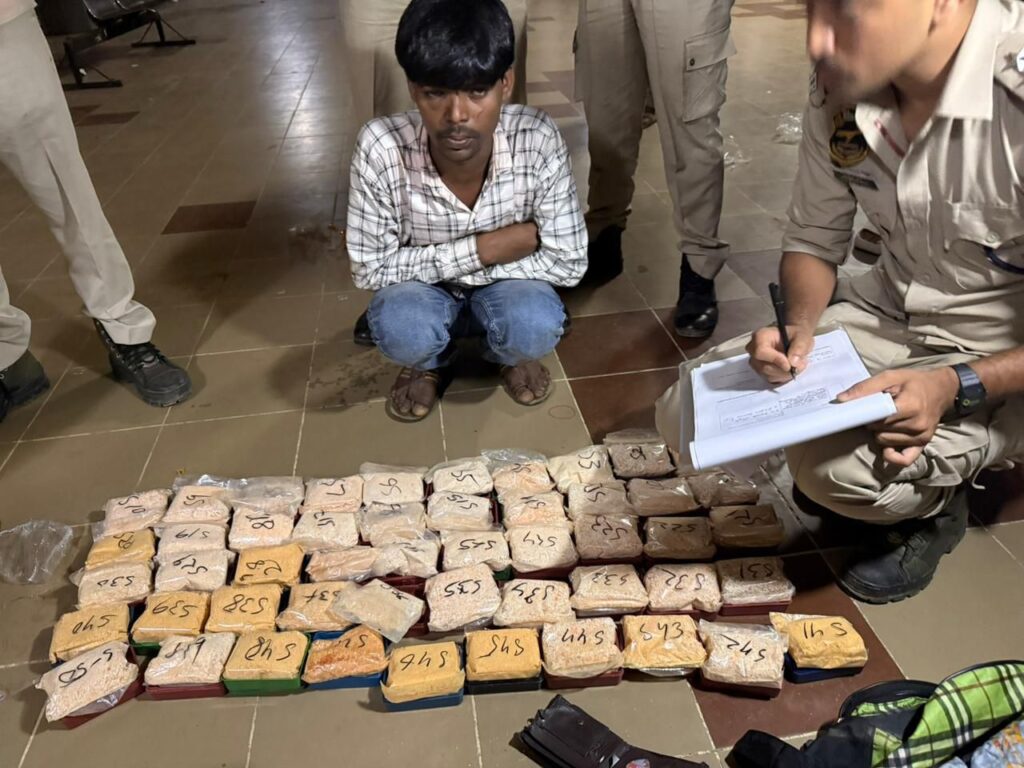 রামনগর থেকে তিন কোটি টাকার হেরোইন সহ বিহারের যুবক গ্রেফতার রামনগর থেকে তিন কোটি টাকার হেরোইন সহ বিহারের যুবক গ্রেফতার