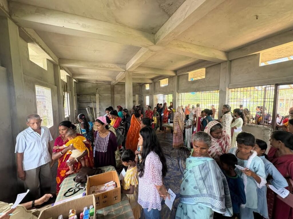 রামকৃষ্ণ মিশনের স্বাস্থ্য শিবির, বস্ত্র বিতরণ আমড়াঘাটে রামকৃষ্ণ মিশনের স্বাস্থ্য শিবির, বস্ত্র বিতরণ আমড়াঘাটে