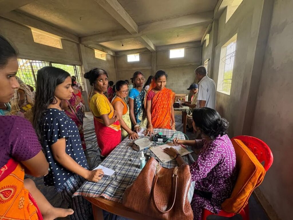 রামকৃষ্ণ মিশনের স্বাস্থ্য শিবির, বস্ত্র বিতরণ আমড়াঘাটে রামকৃষ্ণ মিশনের স্বাস্থ্য শিবির, বস্ত্র বিতরণ আমড়াঘাটে