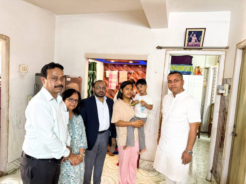 পেহেলগাঁও কাণ্ড : কলকাতার দুই নিহত ব্যক্তির পরিবারকে মুখ্যমন্ত্রীর আর্থিক সহায়তা পৌঁছে দিলেন কৃষ্ণেন্দু পেহেলগাঁও কাণ্ড : কলকাতার দুই নিহত ব্যক্তির পরিবারকে মুখ্যমন্ত্রীর আর্থিক সহায়তা পৌঁছে দিলেন কৃষ্ণেন্দু