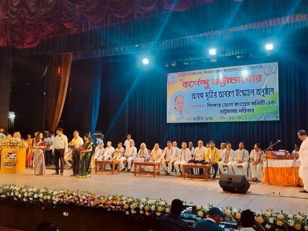 রাজীব ভবনের পাশে কর্ণেন্দু ভট্টাচার্যের আবক্ষ মূর্তি উন্মোচন রাজীব ভবনের পাশে কর্ণেন্দু ভট্টাচার্যের আবক্ষ মূর্তি উন্মোচন
