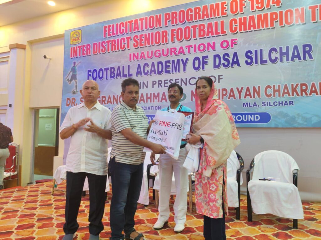 ডিএসএ-র প্রতিষ্ঠা দিবসে ফুটবল অ্যাকাডেমির উদ্বোধন, সম্মাননা প্রদান ডিএসএ-র প্রতিষ্ঠা দিবসে ফুটবল অ্যাকাডেমির উদ্বোধন, সম্মাননা প্রদান