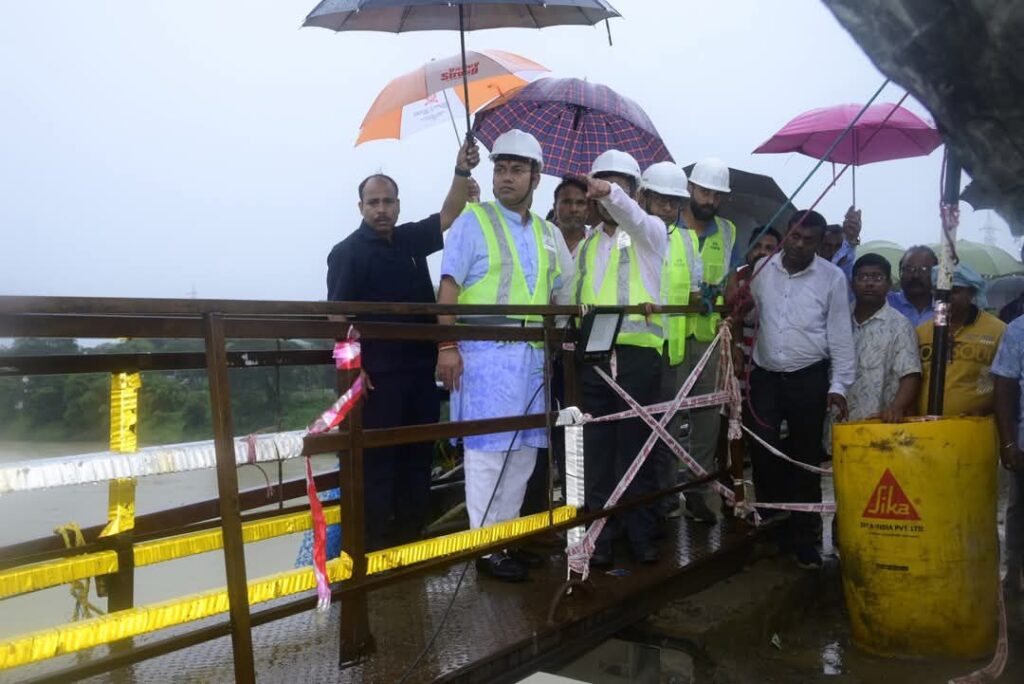 বদরপুরে ঐতিহাসিক গামন সেতুর পুনর্নির্মাণ কাজ পরিদর্শনে মন্ত্রী কৃষ্ণেন্দু বদরপুরে ঐতিহাসিক গামন সেতুর পুনর্নির্মাণ কাজ পরিদর্শনে মন্ত্রী কৃষ্ণেন্দু