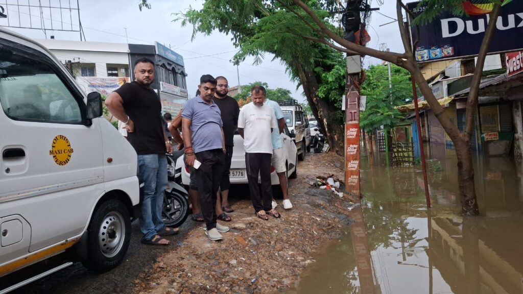 বন্যা প্রতিরোধ ও পরিকাঠামো পরিদর্শন জেলা আয়ুক্ত মৃদুল যাদবের বন্যা প্রতিরোধ ও পরিকাঠামো পরিদর্শন জেলা আয়ুক্ত মৃদুল যাদবের