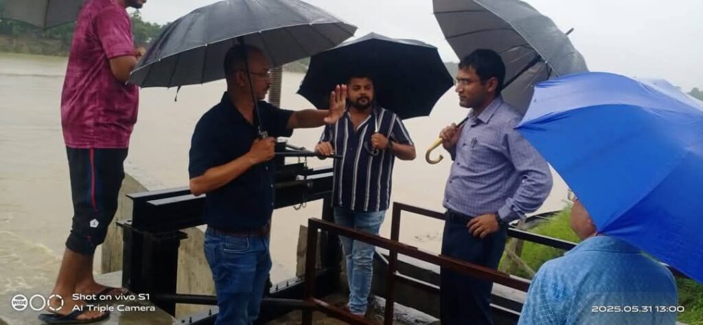 বন্যা প্রতিরোধ ও পরিকাঠামো পরিদর্শন জেলা আয়ুক্ত মৃদুল যাদবের বন্যা প্রতিরোধ ও পরিকাঠামো পরিদর্শন জেলা আয়ুক্ত মৃদুল যাদবের