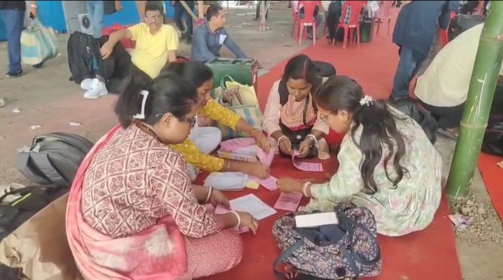 ভোট কেন্দ্রে রওনা দিলেন মহিলা ভোটকর্মীরাও ভোট কেন্দ্রে রওনা দিলেন মহিলা ভোটকর্মীরাও