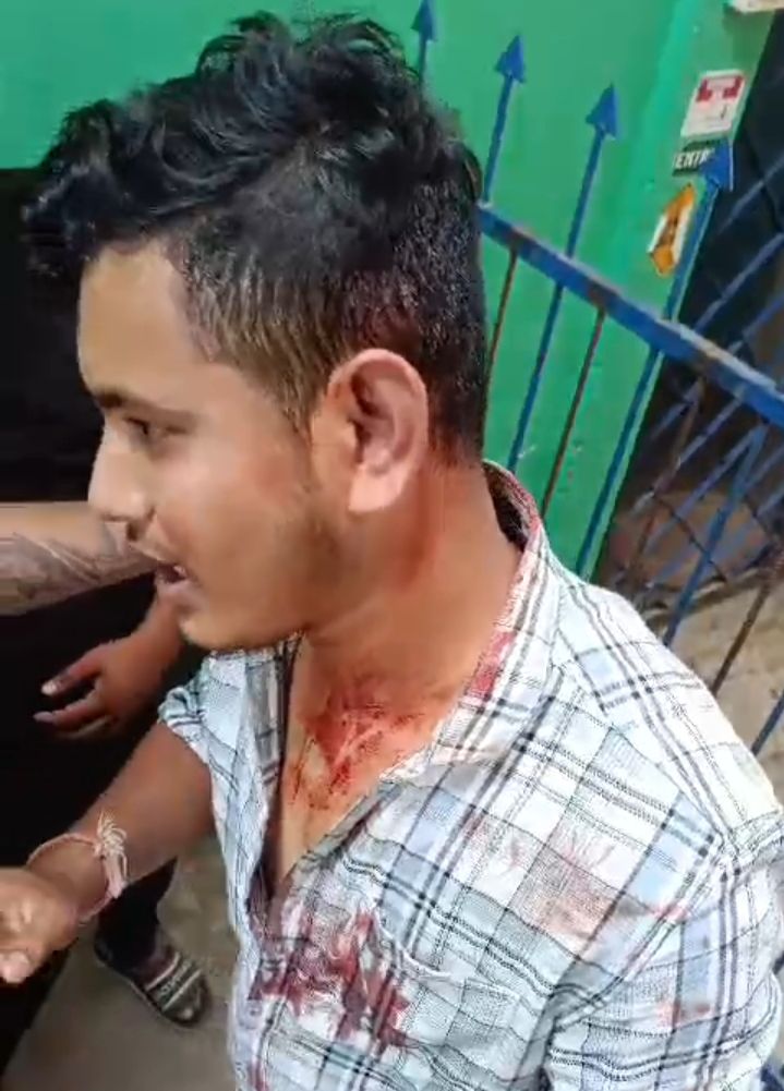 ভিন ধর্মের প্রেমিকাকে চিকিৎসকের চেম্বারে আনায় উত্তেজনা শ্রীভূমিতে, প্রেমিককে মারধর, গ্রেফতার ভিন ধর্মের প্রেমিকাকে চিকিৎসকের চেম্বারে আনায় উত্তেজনা শ্রীভূমিতে, প্রেমিককে মারধর, গ্রেফতার