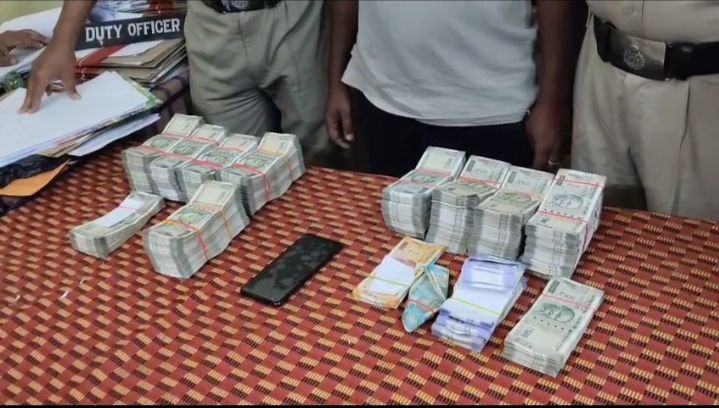 ধর্মনগরে ট্রেনযাত্রীর কাছ থেকে উদ্ধার লক্ষ লক্ষ টাকা, আটক ধর্মনগরে ট্রেনযাত্রীর কাছ থেকে উদ্ধার লক্ষ লক্ষ টাকা, আটক