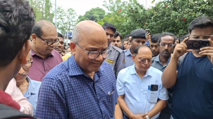 অভিযুক্ত অধ্যাপককে গ্রেফতার ও বরখাস্ত না করায় বিশ্ববিদ্যালয়ের গেটে তীব্র প্রতিবাদ অভিযুক্ত অধ্যাপককে গ্রেফতার ও বরখাস্ত না করায় বিশ্ববিদ্যালয়ের গেটে তীব্র প্রতিবাদ