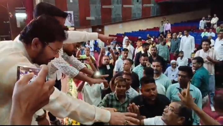 শিলচর জেলা কংগ্রেসের সংবর্ধনা অনুষ্ঠানে হুলস্থুল, উত্তপ্ত রাজীব ভবন শিলচর জেলা কংগ্রেসের সংবর্ধনা অনুষ্ঠানে হুলস্থুল, উত্তপ্ত রাজীব ভবন