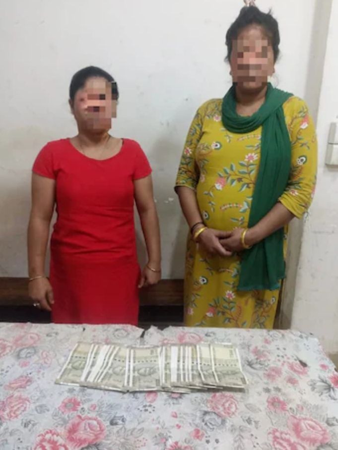 টাকা ছিনতাইয়ের কয়েক ঘণ্টার মধ্যেই গ্রেফতার দুই মহিলা, উদ্ধার টাকা ছিনতাইয়ের কয়েক ঘণ্টার মধ্যেই গ্রেফতার দুই মহিলা, উদ্ধার