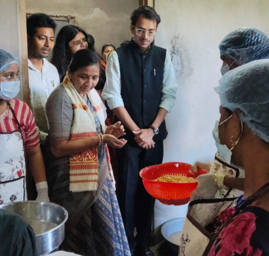 হাইলাকান্দিতে এসএইচজি মহিলাদের পনির উৎপাদন দেখে সন্তোষ প্রকাশ কেন্দ্রীয় মন্ত্রীর হাইলাকান্দিতে এসএইচজি মহিলাদের পনির উৎপাদন দেখে সন্তোষ প্রকাশ কেন্দ্রীয় মন্ত্রীর