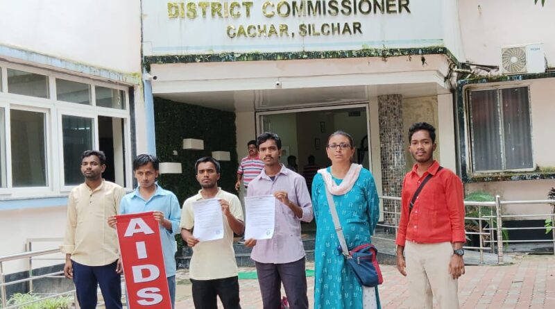 ভর্তির সমস্যা : জেলা আয়ুক্তকে স্মারকপত্র এআইডিএসও-র