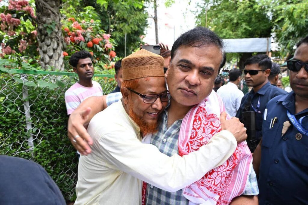 পরিস্থিতি খতিয়ে দেখতে দ্বিতীয়বার ধুবড়িতে মুখ্যমন্ত্রী, শহরের কাছে হচ্ছে সেনা ছাউনি পরিস্থিতি খতিয়ে দেখতে দ্বিতীয়বার ধুবড়িতে মুখ্যমন্ত্রী, শহরের কাছে হচ্ছে সেনা ছাউনি