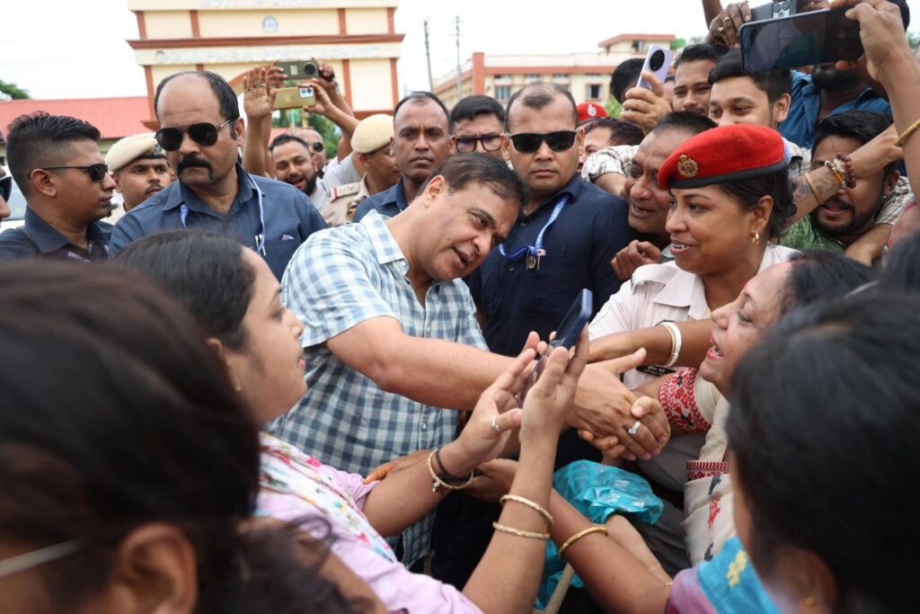 পরিস্থিতি খতিয়ে দেখতে দ্বিতীয়বার ধুবড়িতে মুখ্যমন্ত্রী, শহরের কাছে হচ্ছে সেনা ছাউনি পরিস্থিতি খতিয়ে দেখতে দ্বিতীয়বার ধুবড়িতে মুখ্যমন্ত্রী, শহরের কাছে হচ্ছে সেনা ছাউনি