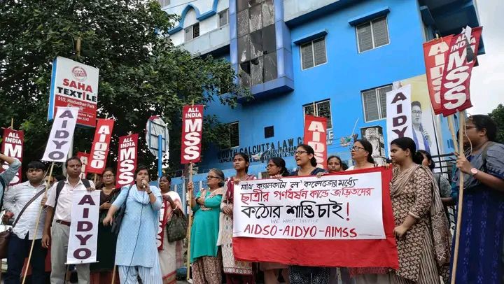কসবা ধর্ষণকাণ্ড : উত্তাল কলকাতার রাজপথ কসবা ধর্ষণকাণ্ড : উত্তাল কলকাতার রাজপথ