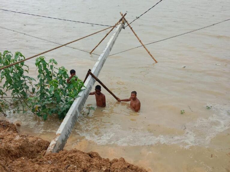 ঝুঁকি নিয়ে কাজ কর্মীদের, বন্যার জলে ডুবে যাওয়া বিদ্যুৎ পরিকাঠামো পুনরুদ্ধার ঝুঁকি নিয়ে কাজ কর্মীদের, বন্যার জলে ডুবে যাওয়া বিদ্যুৎ পরিকাঠামো পুনরুদ্ধার