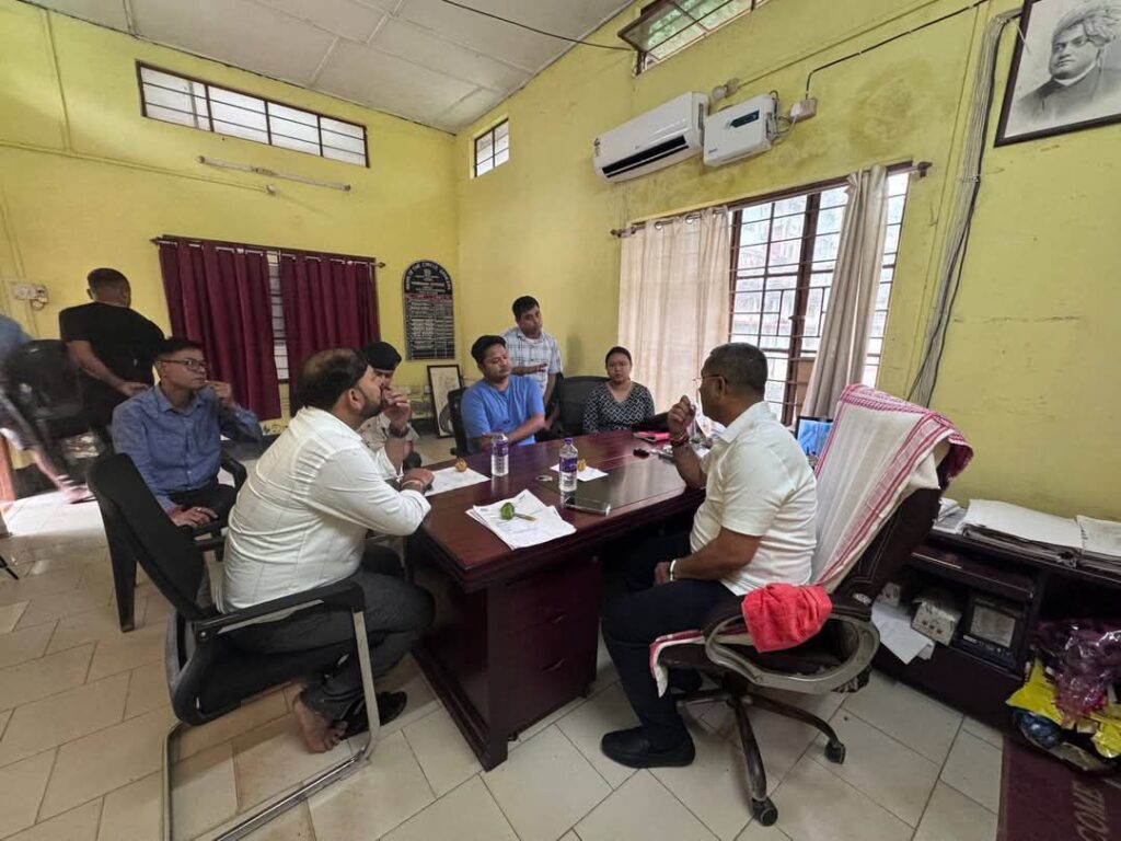 পাথারকান্দির বন্যা পরিস্থিতি খতিয়ে দেখলেন মন্ত্রী কৃষ্ণেন্দু পাল পাথারকান্দির বন্যা পরিস্থিতি খতিয়ে দেখলেন মন্ত্রী কৃষ্ণেন্দু পাল