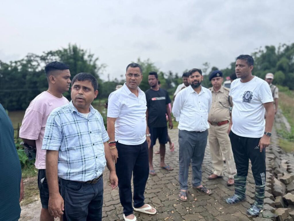 পাথারকান্দির বন্যা পরিস্থিতি খতিয়ে দেখলেন মন্ত্রী কৃষ্ণেন্দু পাল পাথারকান্দির বন্যা পরিস্থিতি খতিয়ে দেখলেন মন্ত্রী কৃষ্ণেন্দু পাল