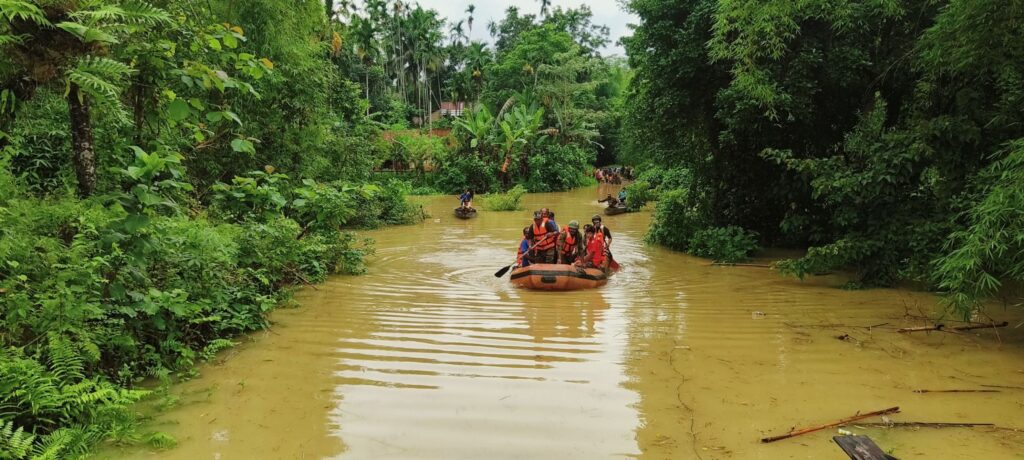 বন্যাক্রান্তদের উদ্ধার ও রেশন সরবরাহ আসাম রাইফেলসের বন্যাক্রান্তদের উদ্ধার ও রেশন সরবরাহ আসাম রাইফেলসের