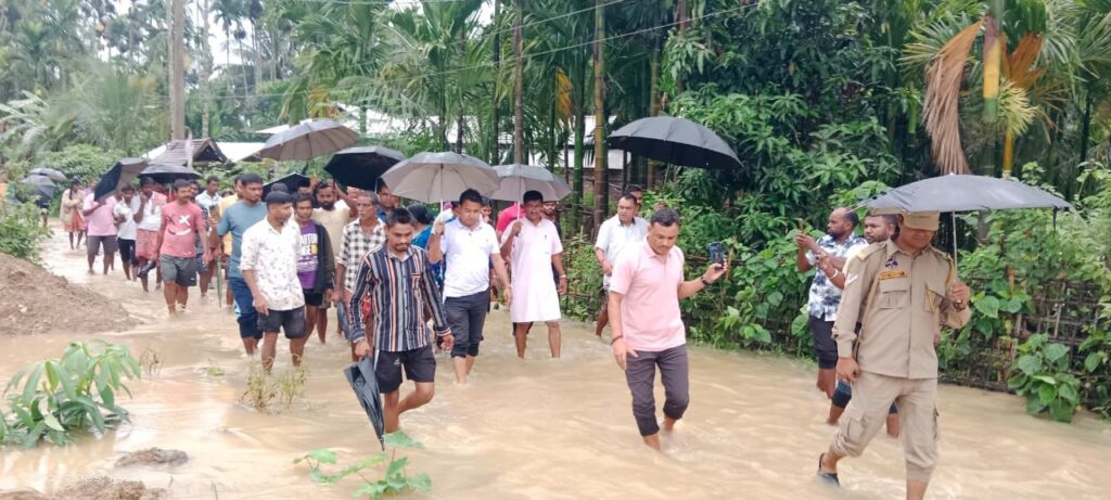ধলাইয়ে বন্যা পরিস্থিতি পরিদর্শন পরিমল-নীহারের ধলাইয়ে বন্যা পরিস্থিতি পরিদর্শন পরিমল-নীহারের