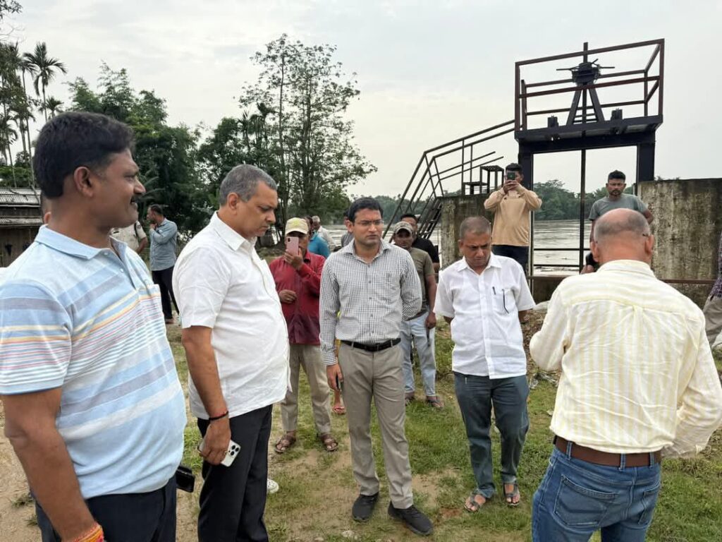 ত্রাণশিবিরে গিয়ে বন্যা দুর্গতদের অভাব, অভিযোগ শোনলেন মন্ত্রী কৌশিক রায় ত্রাণশিবিরে গিয়ে বন্যা দুর্গতদের অভাব, অভিযোগ শোনলেন মন্ত্রী কৌশিক রায়