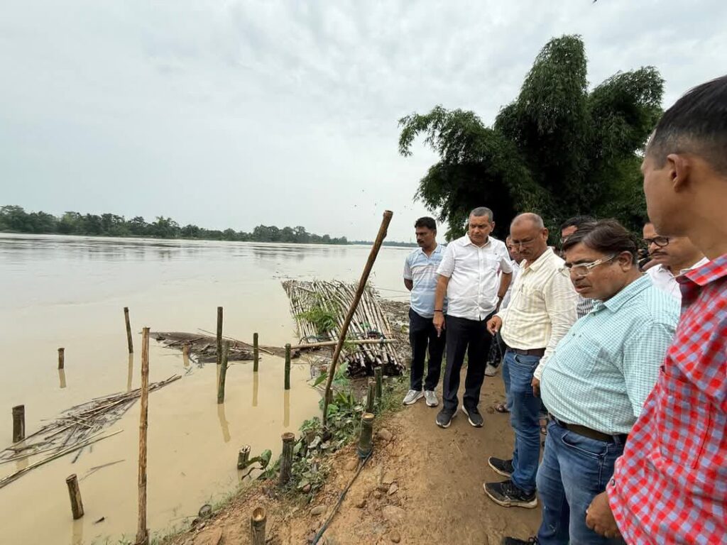 ত্রাণশিবিরে গিয়ে বন্যা দুর্গতদের অভাব, অভিযোগ শোনলেন মন্ত্রী কৌশিক রায় ত্রাণশিবিরে গিয়ে বন্যা দুর্গতদের অভাব, অভিযোগ শোনলেন মন্ত্রী কৌশিক রায়