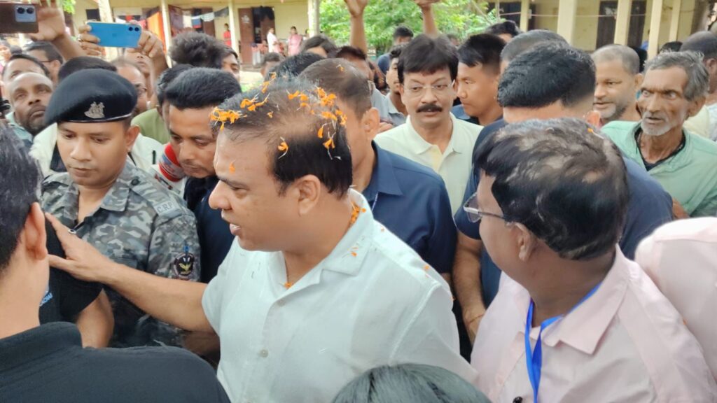 শিলচরে পৌঁছলেন মুখ্যমন্ত্রী, সঙ্গে মন্ত্রী পীযুষ হাজরিকা শিলচরে পৌঁছলেন মুখ্যমন্ত্রী, সঙ্গে মন্ত্রী পীযুষ হাজরিকা