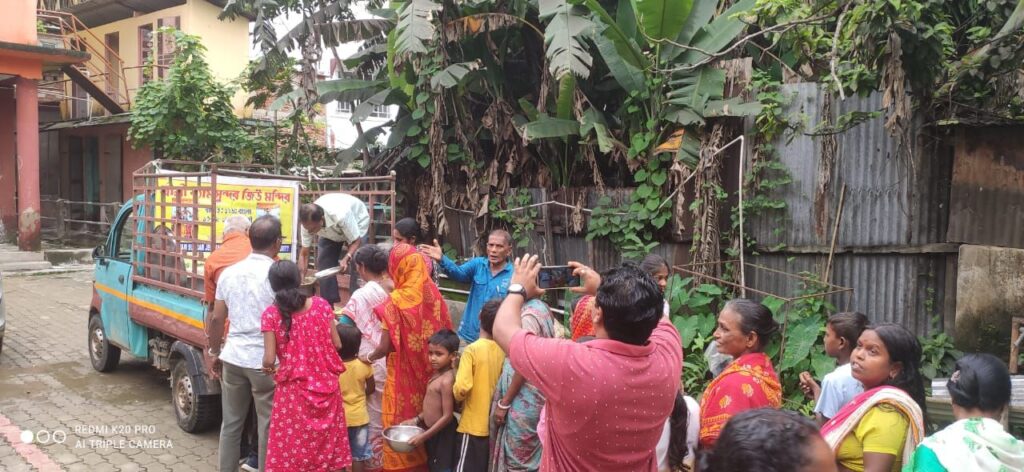 আশ্রয় শিবিরে খিচুড়ি বণ্টন শ্যামসুন্দর জিউ মন্দির সমিতির আশ্রয় শিবিরে খিচুড়ি বণ্টন শ্যামসুন্দর জিউ মন্দির সমিতির