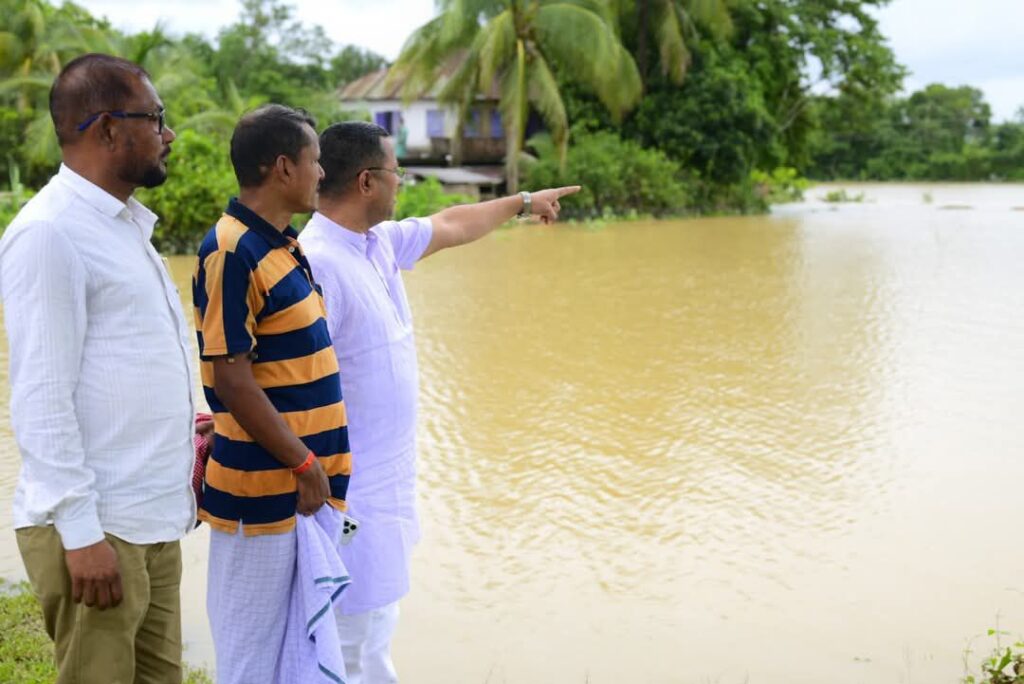 পাথারকান্দির বেহাল বাঁধ পরিদর্শনে মন্ত্রী কৃষ্ণেন্দু পাল পাথারকান্দির বেহাল বাঁধ পরিদর্শনে মন্ত্রী কৃষ্ণেন্দু পাল