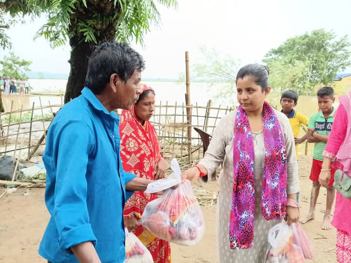 ত্রাণ বণ্টন পাথারকান্দি সেন্ট্রাল পাবলিক স্কুলের ত্রাণ বণ্টন পাথারকান্দি সেন্ট্রাল পাবলিক স্কুলের