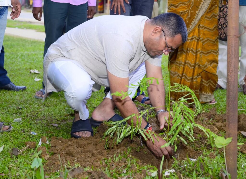 লোয়ারপোয়ায় বিশ্ব পরিবেশ দিবসে বৃক্ষরোপণ মন্ত্রী কৃষ্ণেন্দু পালের লোয়ারপোয়ায় বিশ্ব পরিবেশ দিবসে বৃক্ষরোপণ মন্ত্রী কৃষ্ণেন্দু পালের
