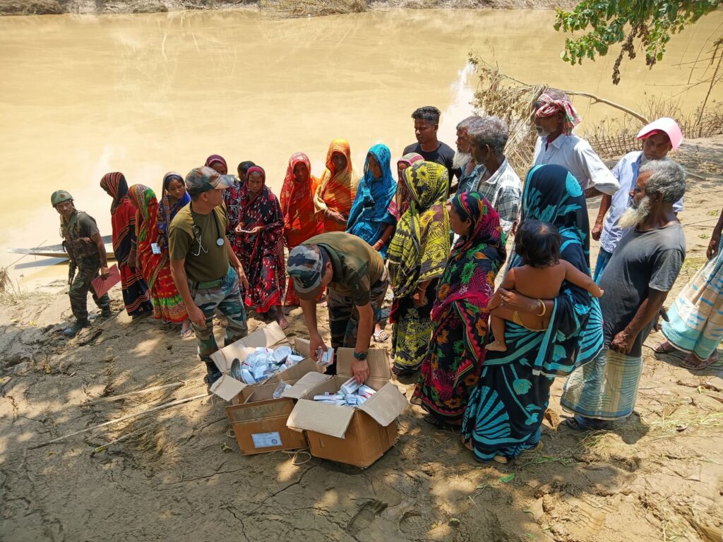 উদ্ধার-ত্রাণসামগ্রী বণ্টনের পর ফগিং ও স্বাস্থ্য শিবির আসাম রাইফেলসের উদ্ধার-ত্রাণসামগ্রী বণ্টনের পর ফগিং ও স্বাস্থ্য শিবির আসাম রাইফেলসের