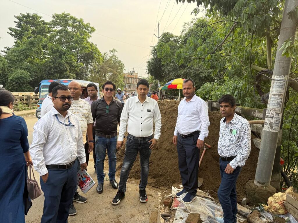 ঝুঁকি নিয়ে কাজ কর্মীদের, বন্যার জলে ডুবে যাওয়া বিদ্যুৎ পরিকাঠামো পুনরুদ্ধার ঝুঁকি নিয়ে কাজ কর্মীদের, বন্যার জলে ডুবে যাওয়া বিদ্যুৎ পরিকাঠামো পুনরুদ্ধার