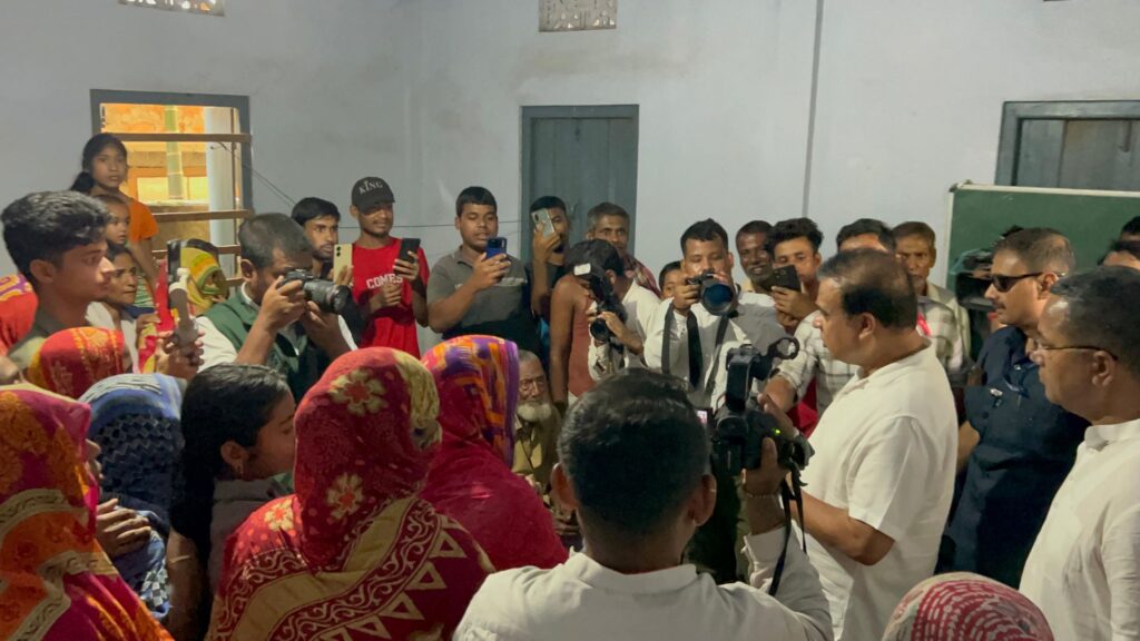 বন্যায় ক্ষতিপূরনের আশ্বাস মুখ্যমন্ত্রীর বন্যায় ক্ষতিপূরনের আশ্বাস মুখ্যমন্ত্রীর