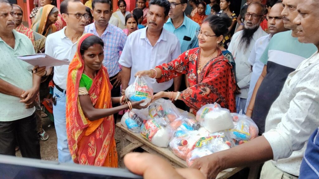 কাশিপুরে ত্রাণ সামগ্রী বিতরণ রংপুর জেলা পরিষদ সদস্যার কাশিপুরে ত্রাণ সামগ্রী বিতরণ রংপুর জেলা পরিষদ সদস্যার