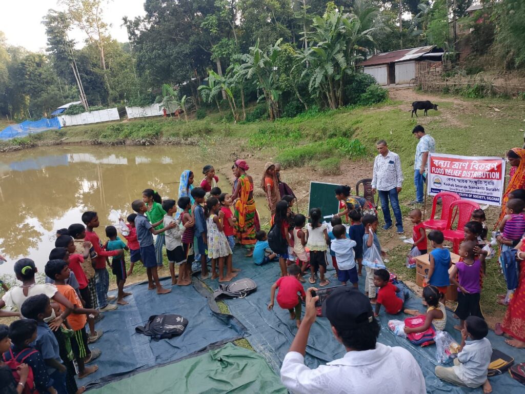 কাঁঠালবাগানে বন্যা ত্রাণসামগ্রী বিতরণ কেশব ও ইয়ুথ সোসাইটির কাঁঠালবাগানে বন্যা ত্রাণসামগ্রী বিতরণ কেশব ও ইয়ুথ সোসাইটির