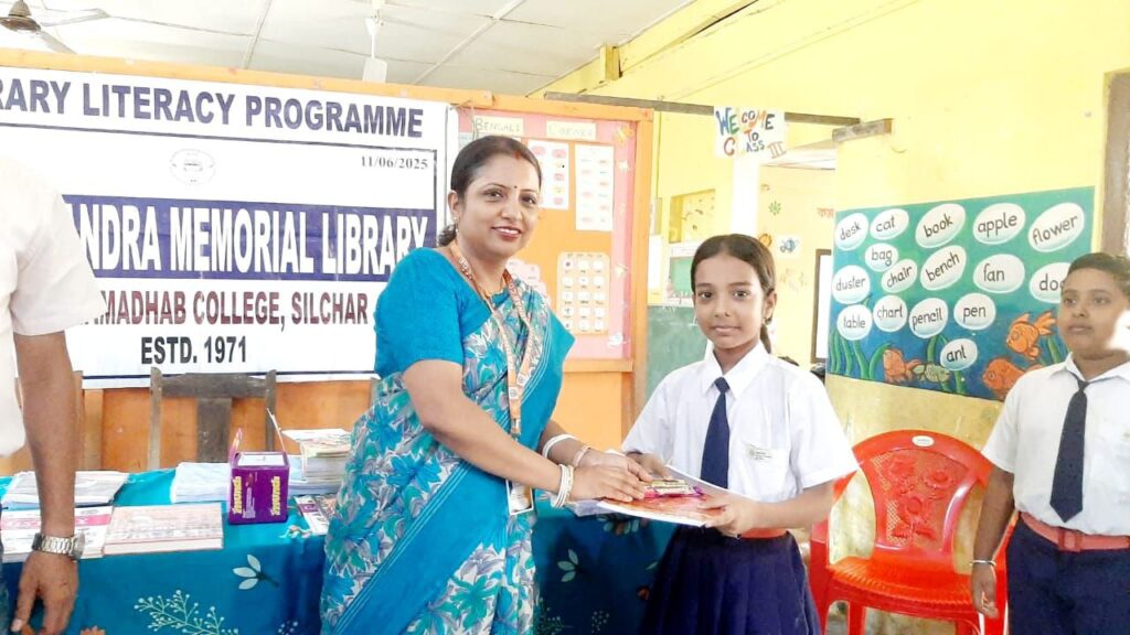 পড়ুয়াদের মধ্যে বই পড়ার আগ্রহ বাড়াতে হবে : অরুন্ধতী দত্ত চৌধুরী পড়ুয়াদের মধ্যে বই পড়ার আগ্রহ বাড়াতে হবে : অরুন্ধতী দত্ত চৌধুরী
