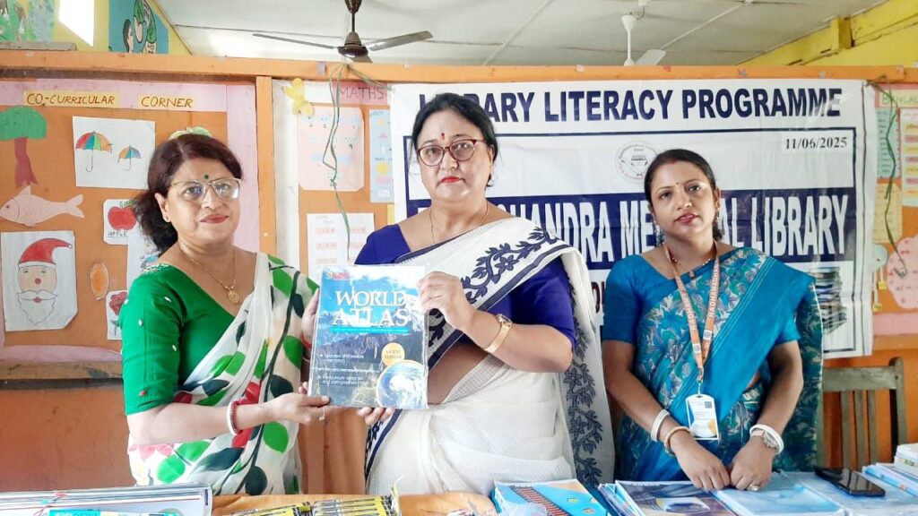 পড়ুয়াদের মধ্যে বই পড়ার আগ্রহ বাড়াতে হবে : অরুন্ধতী দত্ত চৌধুরী পড়ুয়াদের মধ্যে বই পড়ার আগ্রহ বাড়াতে হবে : অরুন্ধতী দত্ত চৌধুরী