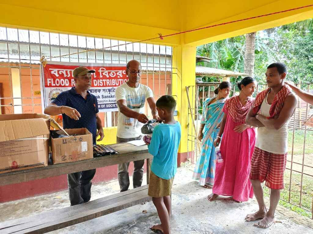 কেশবের ত্রাণসামগ্রী বণ্টন অব্যাহত কেশবের ত্রাণসামগ্রী বণ্টন অব্যাহত