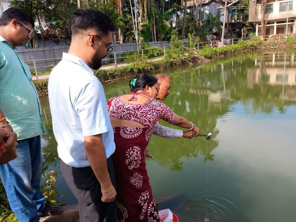 ম্যালেরিয়া প্রতিরোধ মাসে মশার বংশবৃদ্ধি রুখতে গাপ্পি মাছ ছাড়া হল শ্রীভূমিতে ম্যালেরিয়া প্রতিরোধ মাসে মশার বংশবৃদ্ধি রুখতে গাপ্পি মাছ ছাড়া হল শ্রীভূমিতে