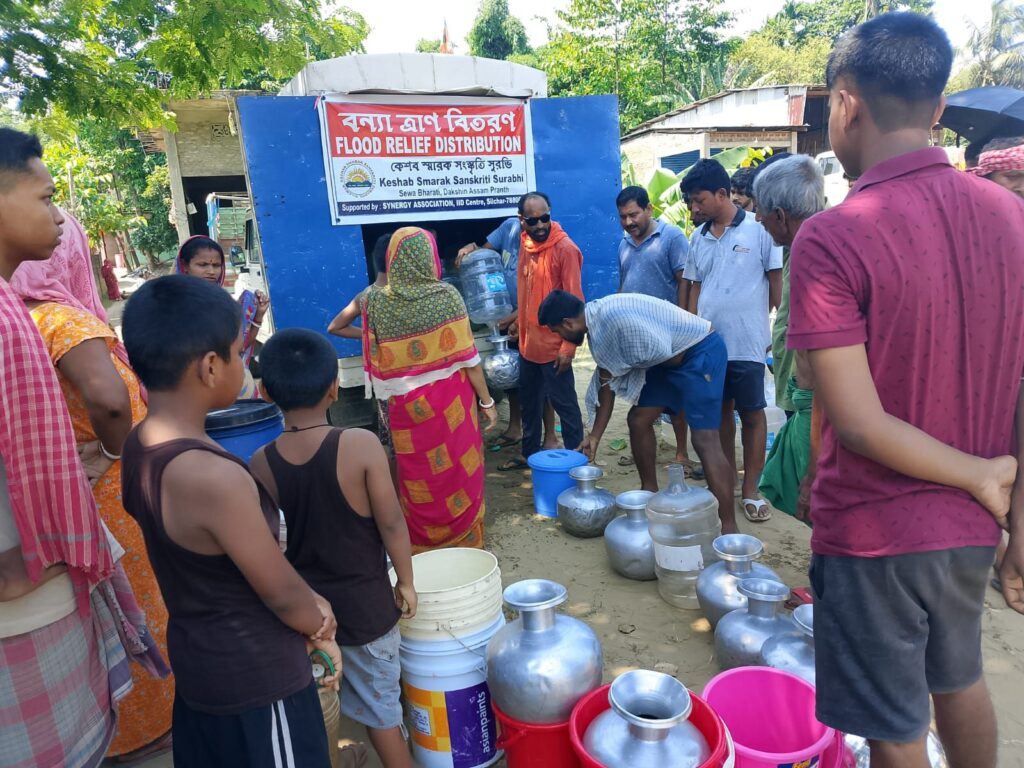 বন্যা ত্রাণ বিতরণ কর্মসূচি অব্যাহত কেশবের বন্যা ত্রাণ বিতরণ কর্মসূচি অব্যাহত কেশবের