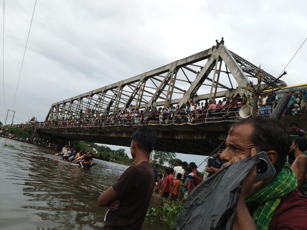 শ্রীভূমির পোয়ামারায় ঐতিহ্যবাহী নৌকা দৌড় প্রতিযোগিতা, চ্যাম্পিয়ন নলুয়া শ্রীভূমির পোয়ামারায় ঐতিহ্যবাহী নৌকা দৌড় প্রতিযোগিতা, চ্যাম্পিয়ন নলুয়া
