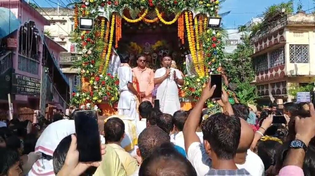 সোনার ঝাড়ু দিয়ে ইসকন রথের রাস্তা পরিস্কার করলেন দীপায়ন ও রাজীব পন্থ সোনার ঝাড়ু দিয়ে ইসকন রথের রাস্তা পরিস্কার করলেন দীপায়ন ও রাজীব পন্থ