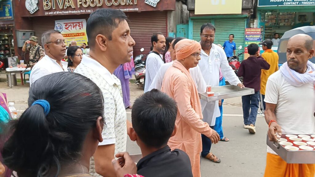 রথযাত্রার পুণ্যার্থীর মধ্যে ঠাণ্ডা পানীয় বিতরণ হৃদয়ের রথযাত্রার পুণ্যার্থীর মধ্যে ঠাণ্ডা পানীয় বিতরণ হৃদয়ের